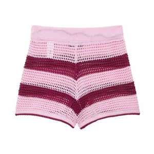 Detail der rosa-burgunderfarbenen Häkelshorts mit Wellenmuster und Durchbruchmuster