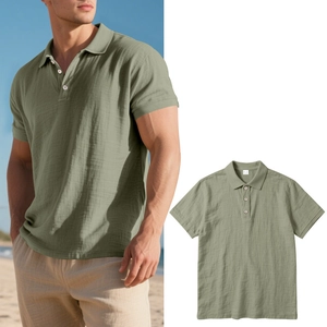 Détail du polo en lin vert sauge pour hommes montrant la texture et le col boutonné