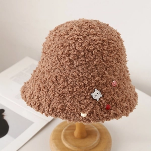 Chapeau bob marron en peluche avec broche chat mignonne sur un support en bois