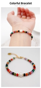 Vue détaillée du bracelet en pierres colorées avec perle blanche et fermoir doré