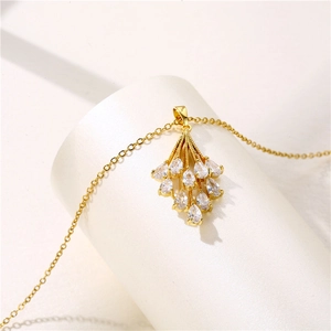 Elegante collana a ventaglio dorata con frangia di zirconi scintillanti su espositore