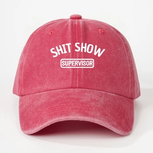 Détail du slogan SHIT SHOW SUPERVISOR sur casquette de baseball en coton lavé