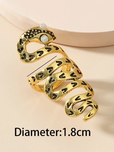 Makroaufnahme Schlangenring in Gold mit Opalsteinen und Detail der 1,8cm Durchmesser