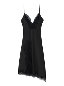 Makro-Detail des sexy schwarzen Satin-Kleides mit Spitzenbesatz und Wimpernspitzen-Saum