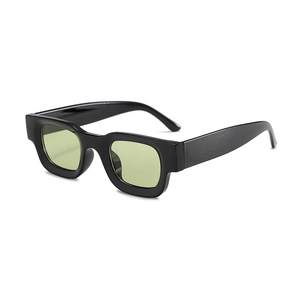 Retro-Sonnenbrille mit markantem schwarzen Rahmen und hellgrünen Gläsern