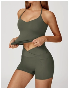 Dettaglio degli shorts da yoga verde oliva con vita a V incrociata e tasca laterale utile