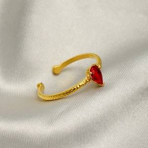 Anello regolabile in acciaio inossidabile dorato martellato con zircone rosso a goccia