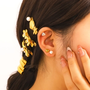 Parure de boucles d'oreilles en acier doré avec perles de cœur et zircons