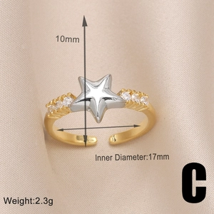 Dettaglio dell'anello a stella placcato oro con dimensioni 10mm e peso di 2,3g