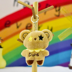 Détail d'un porte-clés mignon ours en peluche avec des yeux brodés en étoile