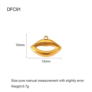 Dettaglio del ciondolo a forma di labbra dorate con misure di 13 mm per 10 mm