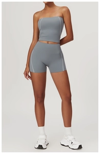 Détail du short de fitness gris à taille haute avec coutures contrastées et tissu élastique