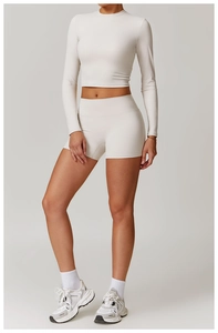 Détail d'un ensemble crop top crème à manches longues et short de yoga pour le fitness
