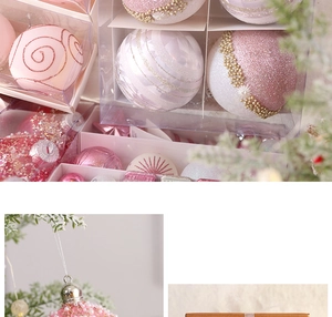 Détail de boules de Noël roses avec spirales scintillantes et textures perlées