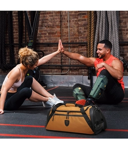 Sac de sport kaki avec compartiment à chaussures dans une salle de sport avec athlètes