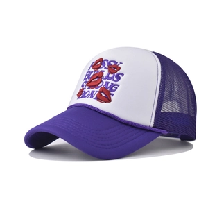 Détail de la broderie de lèvres violettes sur une casquette trucker violette et blanche