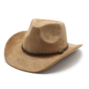 Detail eines kamelfarbenen Wildleder-Cowboyhuts mit Flechtband und Bronze-Schnalle
