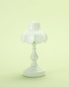Dettaglio del paralume a petalo bianco e stelo sottile della lampada da comodino LED