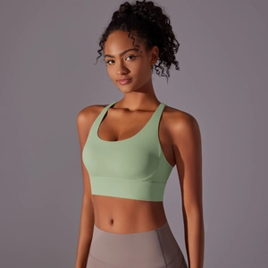 Dettaglio ravvicinato del reggiseno sportivo verde chiaro con tessuto spazzolato bifacciale