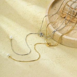 Collier élégant en chaîne serpent réglable en acier doré et argenté avec perle blanche