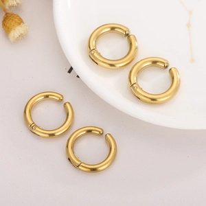 Lot de bagues d'oreilles minimalistes en acier titane doré sur céramique blanche pour femme