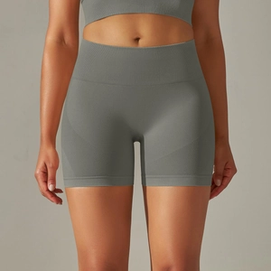 Gros plan du short de yoga sans couture taille haute avec texture côtelée respirante