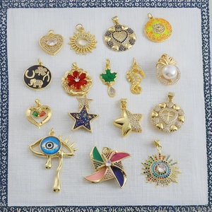 Détail de pendentifs dorés 18K avec zircon et émail coloré pour la création de bijoux DIY