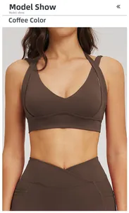 Modell-Vorderansicht eines kaffeebraunen Yoga-Sport-BHs mit V-Ausschnitt und Neckholder-Trägern
