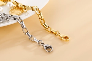 Gros plan détaillé de bracelets à chaîne rétro avec perles et médaillons en or et argent