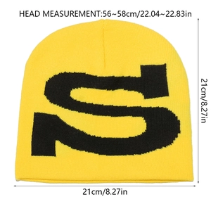 Gelbe Strickmütze mit schwarzem S-Buchstaben und Maßen 56-58 cm im Detail gezeigt