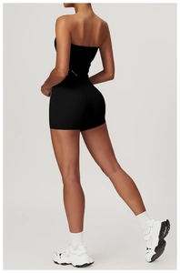 Gros plan du short de yoga taille haute avec effet galbant sur tissu noir extensible