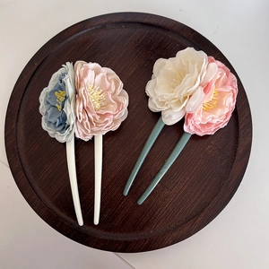 Épingles à cheveux élégantes style chinois avec roses en tissu sur plateau en bois