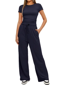 Détail du pantalon large bleu marine à taille haute avec cordon de serrage et coutures précises