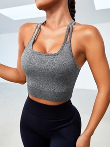 Détail de la brassière de sport grise côtelée avec doubles bretelles et bande élastique