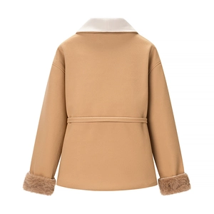 Cappotto donna cammello con colletto bianco, polsini in pelliccia e cintura annodata