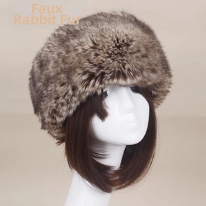 Gros plan sur un bonnet d'hiver épais en fausse fourrure de lapin marron sur un mannequin