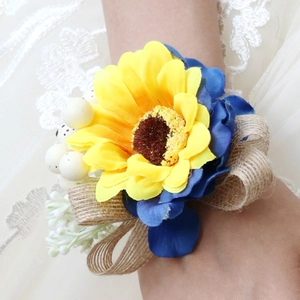 Realistische gelbe Sonnenblumen-Handgelenks-Corsage mit blauen Akzenten für die Hochzeit