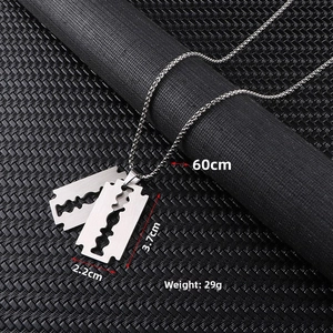 Detail der 60cm Kugelkette und des 3,7cm Rasierklingen-Anhängers aus mattem Stahl
