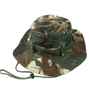 Detailaufnahme von Camouflage Boonie Hut mit breiter Krempe und verstellbarem Kinnriemen