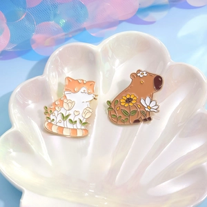 Broches mignonnes en émail animalier représentant un chat avec tulipes et un capybara