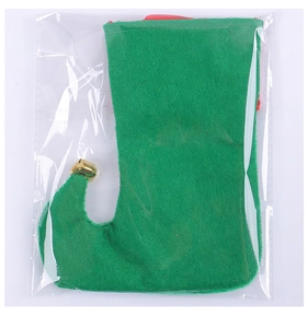 Détail d'une chaussette de Noël en feutre vert en forme de botte de lutin avec grelot