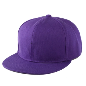 Cappellino snapback viola classico con visiera piatta in twill di cotone, vista frontale 45°