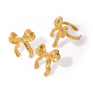 Parure de bijoux chic en acier inoxydable plaqué or 18 carats avec boucles d'oreilles et bague