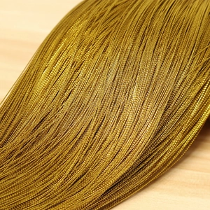Primer plano de hilo metálico dorado para decoración navideña y empaque de regalos