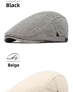 Detail der Fischgräten-Strickstruktur auf grauen und beige Baskenmützen mit Schnallen