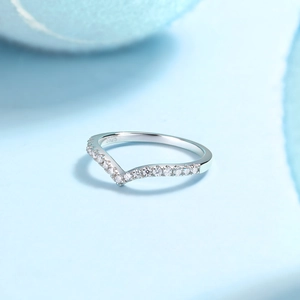 Detailed macro view showing the S925 hallmark on a V-shaped silver moissanite band
