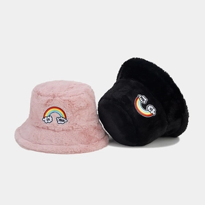 Bob en peluche pour femme en rose et noir avec fausse fourrure douce et arc-en-ciel