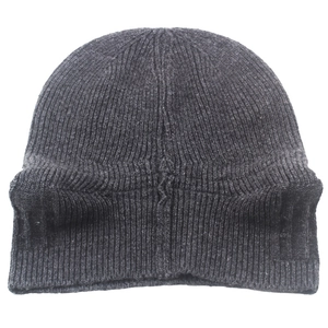 Détail du bonnet d'hiver gris foncé montrant le motif en tricot et la protection d'oreilles