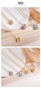 Détail du pendentif Bouledogue Français avec pavé de zircons multicolores en or et argent