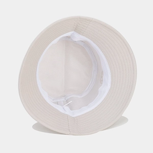 Vue détaillée de l'intérieur du bob beige avec coutures précises et bandeau de confort